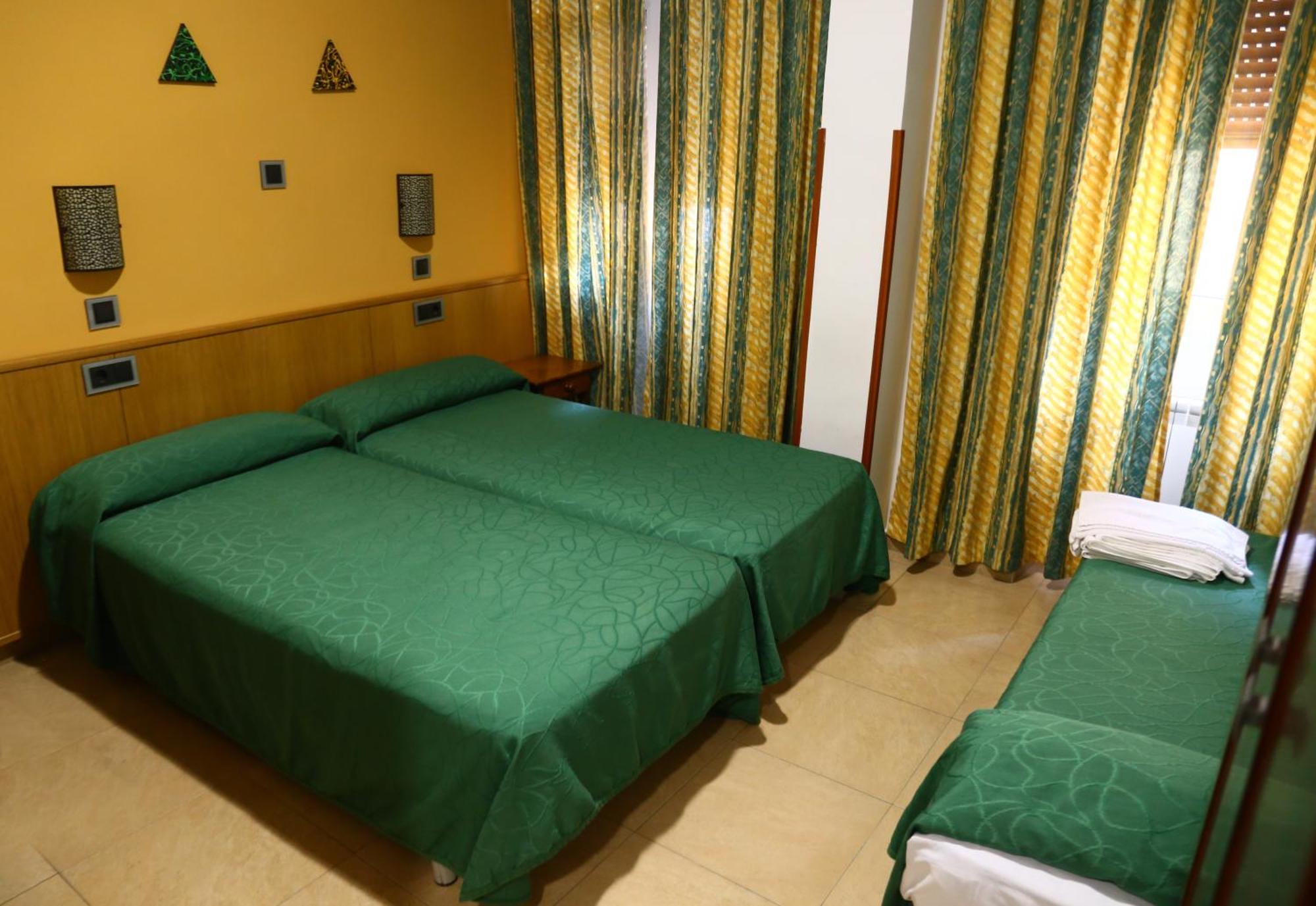 Hostal Muralla Plasencia Exteriör bild